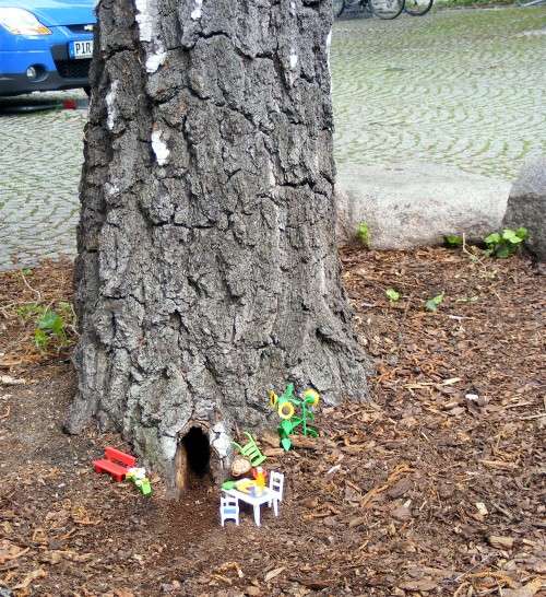 Beim genaueren Betrachten stellt sich heraus, die Zwerge nutzen Puppenmöbel.