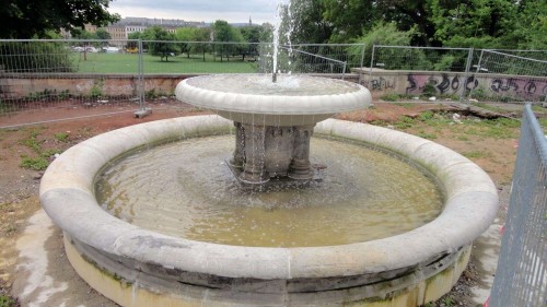 Brunnen sprudelt schon, der Platz ist noch nicht fertig.