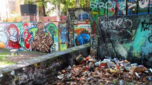 Bunt? Oder einfach nur Müll? Gesehen neben der Scheune.