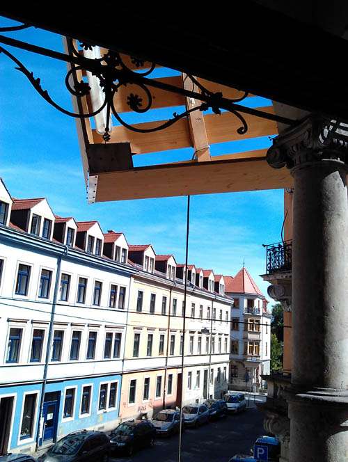 So sieht es aus, wenn das Bett am Balkon vorbeischrammt.