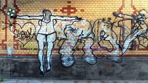 Klinkerstein bleibt nicht allein ... gesehen auf der Lößnitzstraße.