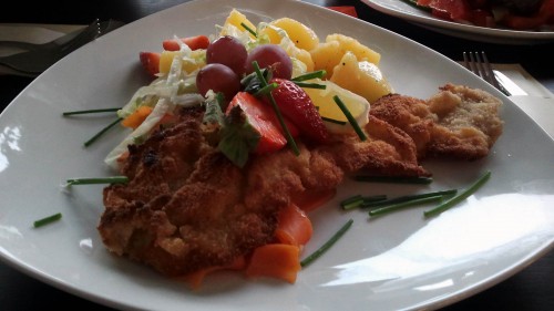 Schnitzel mit Erdebeergarnitur