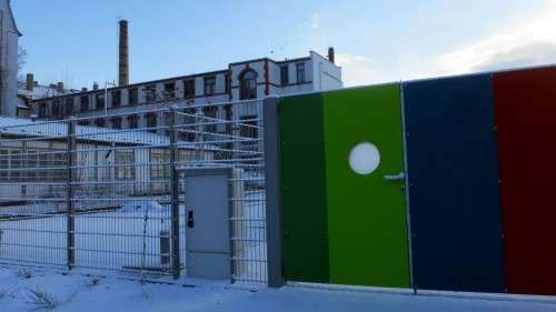 Das Tor zum neuen Schulsportplatz an der Seifhennersdorfer Straße steht schon.