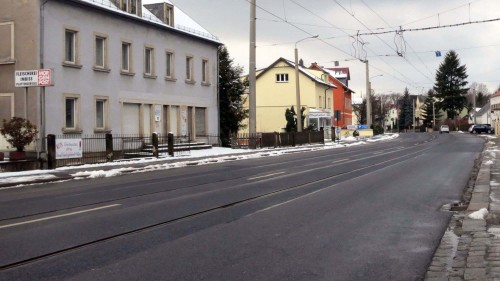 Bautzner Landstraße mit Protestplakat "Kein Gleißausbau ohne Umwelt-Verträglichkeits-Prüfung" 