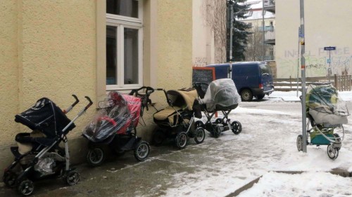 Kinderwagenparade vor der "Käthe"