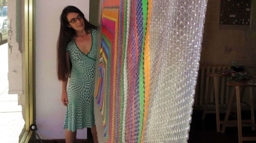 Luz D'Amico mit einem ihrer Kunstwerke