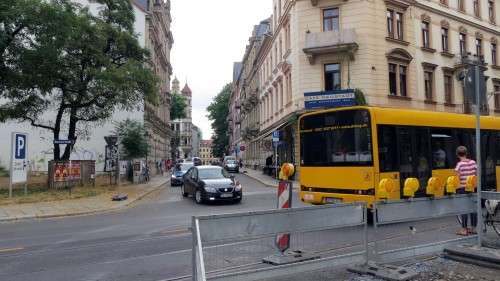 Pulsnitzer Straße: Ein- und Ausfahrt in beide Richtungen möglich.