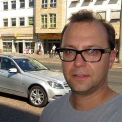 Vorher -  mit Hippie-Locken wage ich mich ins Einkaufcenter