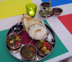 frisch zubereitetes Thali-Menü