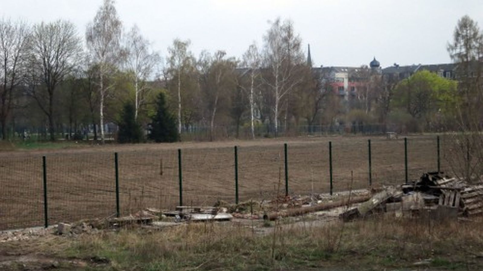 Am Zaun kann man schon die künftige Grundstücksgrenze erkennen.