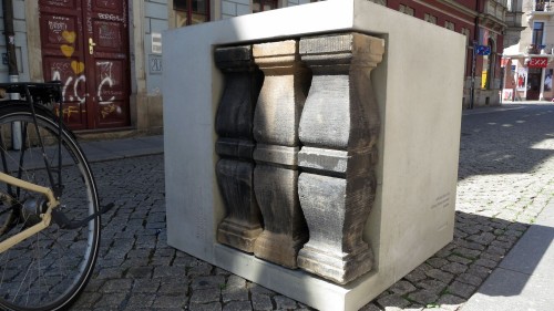 Der Bügelschoner wurde mit Stücken aus dem Lapidarium gestaltet.