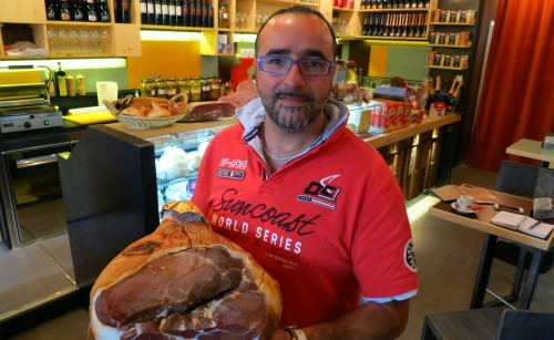 Alessio Mallo mit Schinken