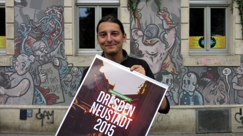 Ein Kalender zum Dahinter-Verstecken. Festgehalten vorm März-Motiv.