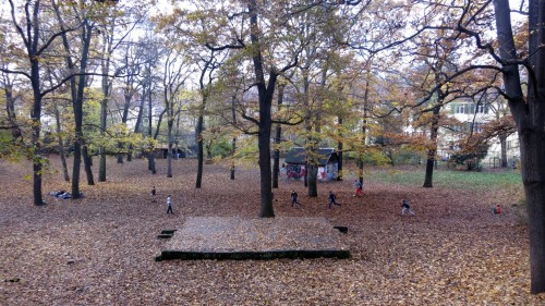 Vormittags treffen sich hier Tagesmütter, nachmittags die Laub-Kicker