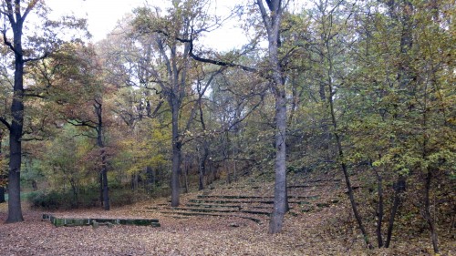 Waldspielplatz mit Bühne und Zuschauerrängen