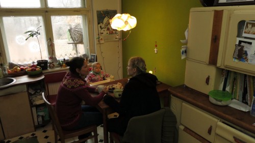 Yvonne Stephan mit Tochter Mila und Freundin Kiki in ihrer Wohnung