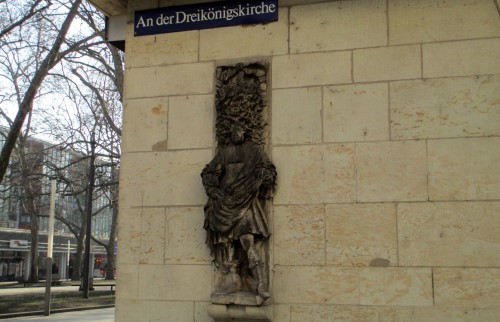 An der Dreikönigskirche hat jemand dem Reliefkönig eine blaue Nase gemalt