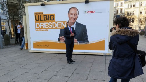 Bitte recht freundlich. Der Minister posiert vor der Dialog-Box.