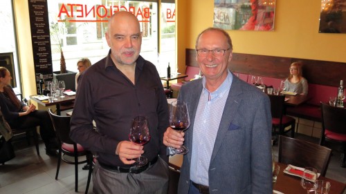 "Miguel" und "Carlos" mit ihrem Wein.