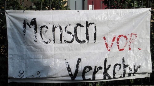 Der Kampf gegen autoinduzierte Taubheit und Sprit-Rüpel tobt schon länger, vertraut man auf die Verwitterungsspuren auf dem Plakat