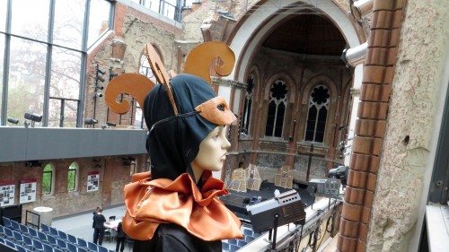 Das Publikum sitzt im Kirchenschiff mit Blick auf den Chor.