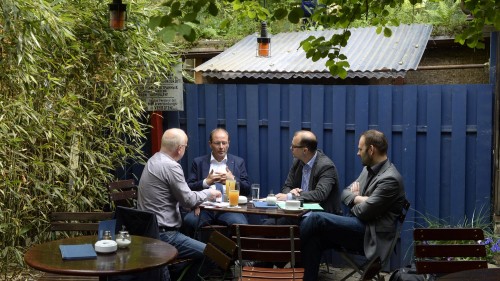 Im lauschigen Garten des Raskolnikoff gab sich der Kandidat in Plauderlaune - Foto: Dehli-News.de/Frank Dehlis