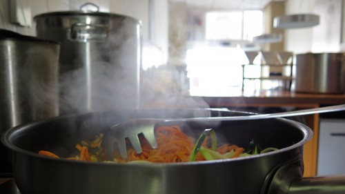 Wenn es dampft, ist die Pfanne heiß genug.