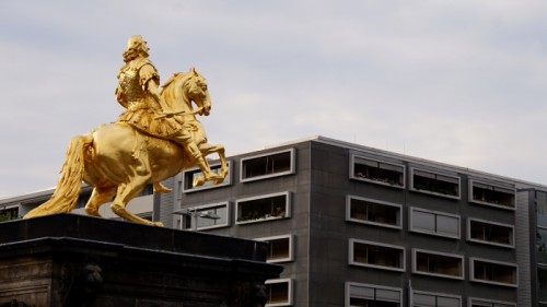 Versucht seit Jahren die Hauptstraße entlang zu reiten - ist aber in Gold erstarrt.