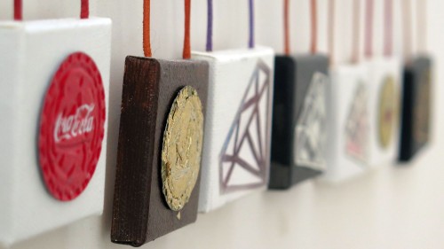 Schmuckstücke an der Wand