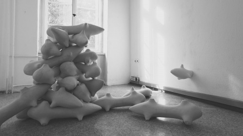 Der erste Ausstellungsraum ist schon fertig: Skulptur von Sandra Rosenstiel - Foto: Youssef Safwan 