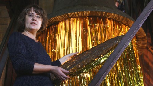 Marí Emily Bohley bei der Installation ihrer Ausstellung.