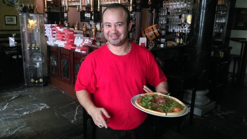 Mimo bäckt die Pizzen und bringt sie an den Tisch. Strahlendes Grinsen inklusive.