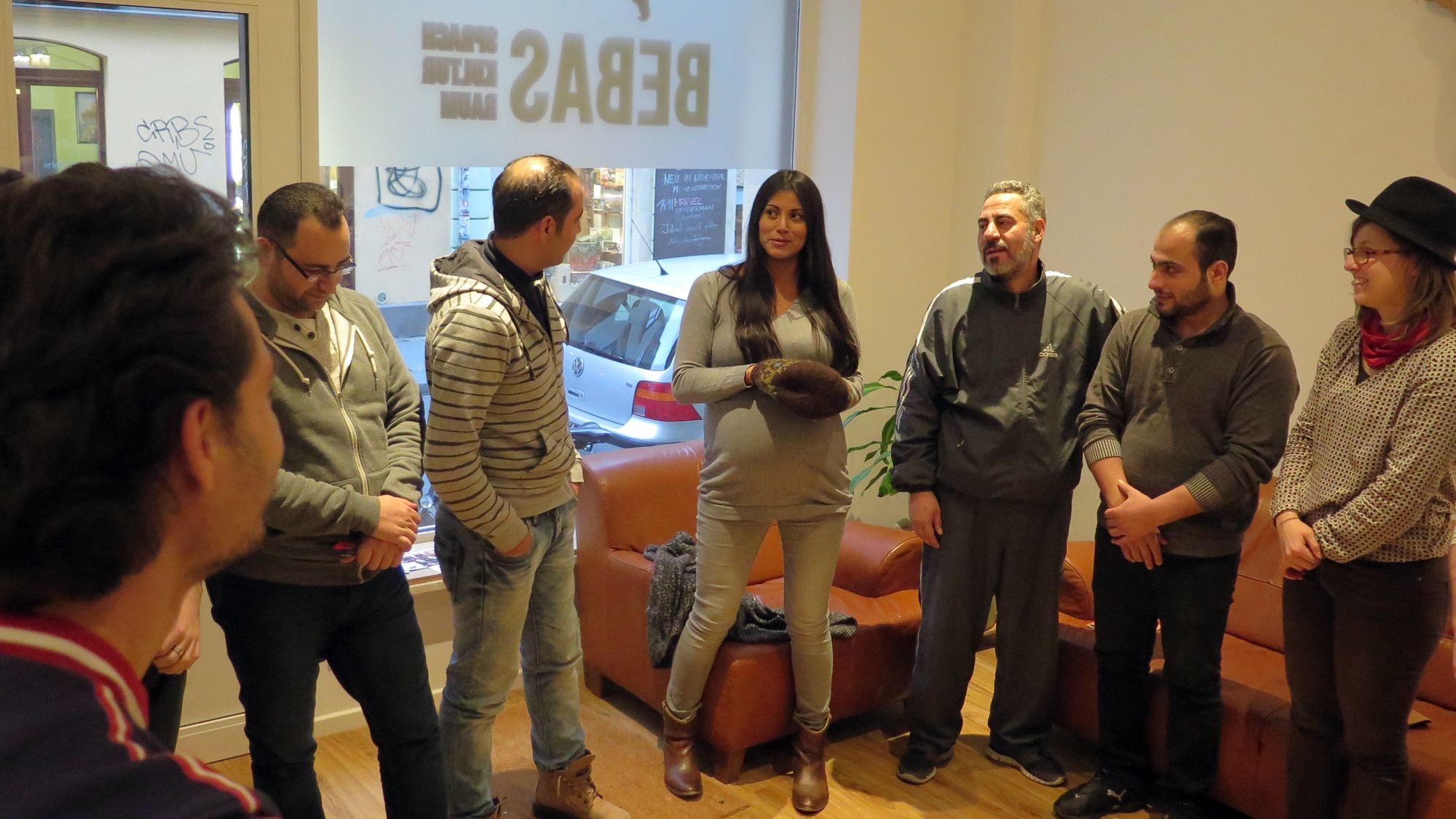 Sprachkurs: Karin Barrios im Kreis der Lernenden.