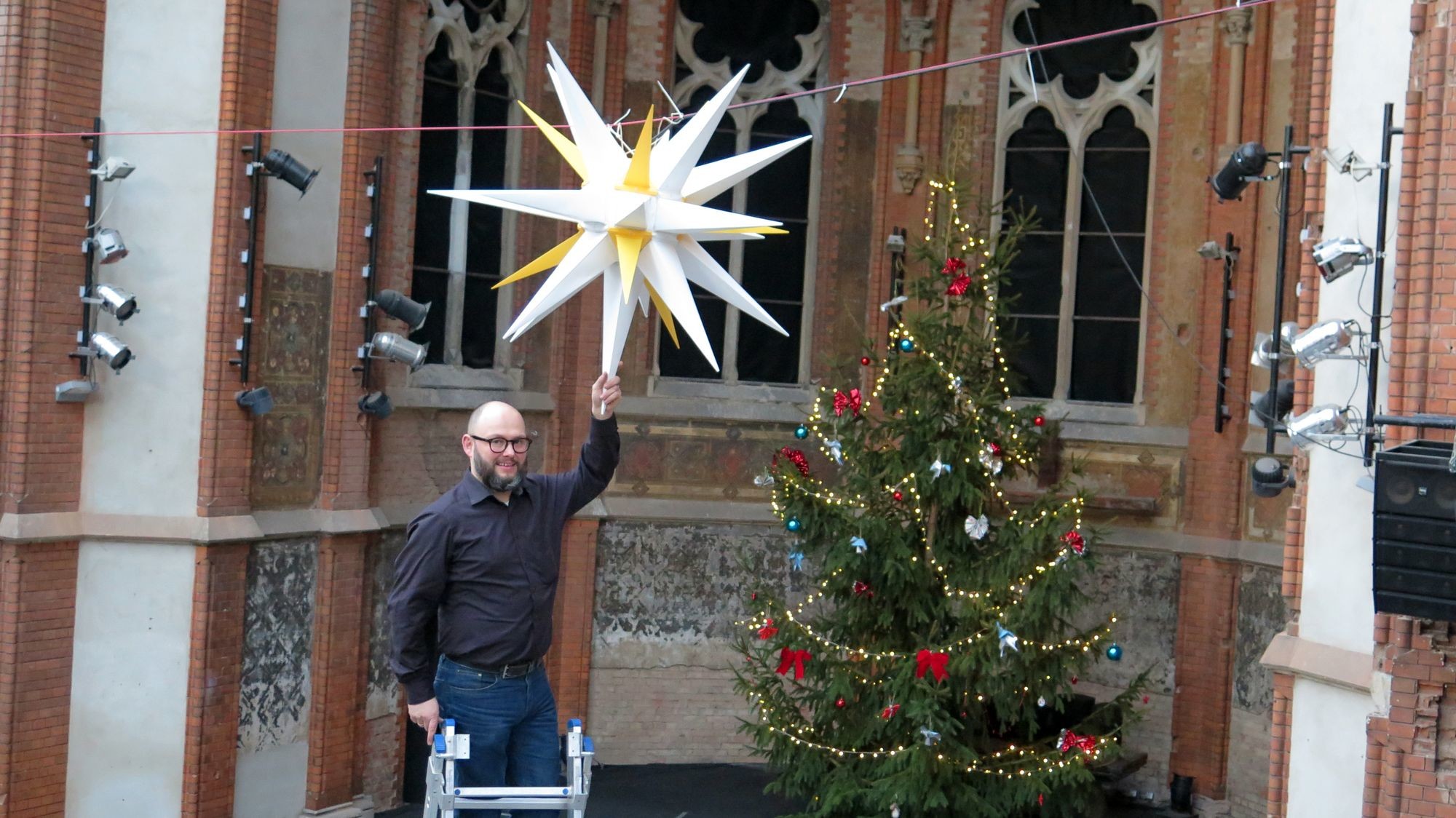 Maik Schellbach prüft die Sterne unterm Glasdach