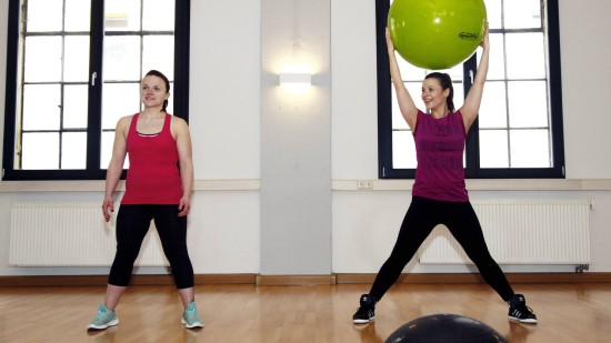 personal-fitness-dresden: Erwärmung mit Jumping-Jacks und Gummiball.