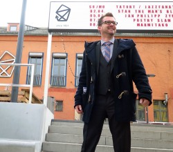 Baubürgermeister Raoul Schmidt-Lamontain vor der Scheune-Treppe