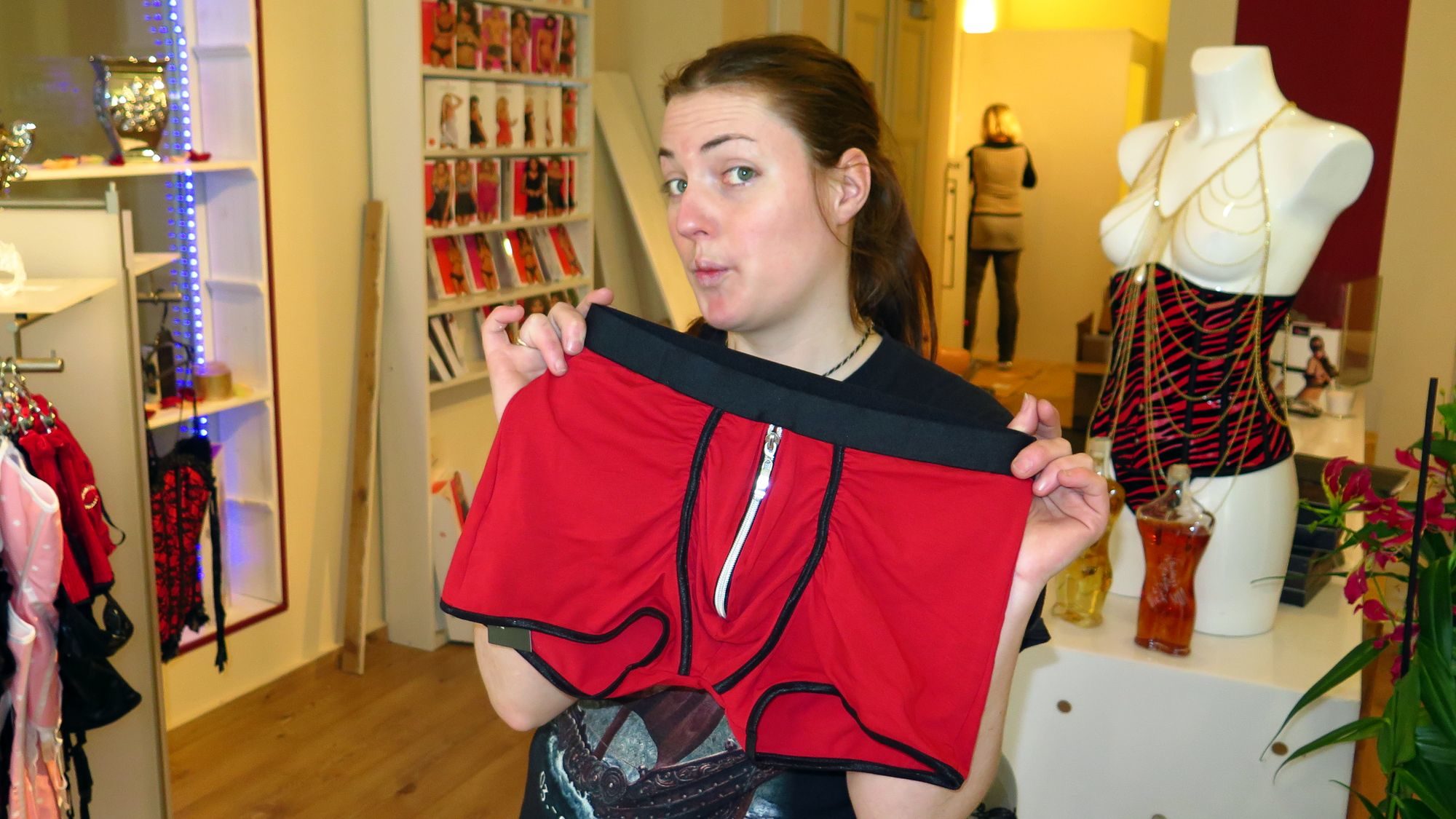 Heißes Höschen für behaarte Hintern. Jessica  Vogt führt auch Herrenunterwäsche