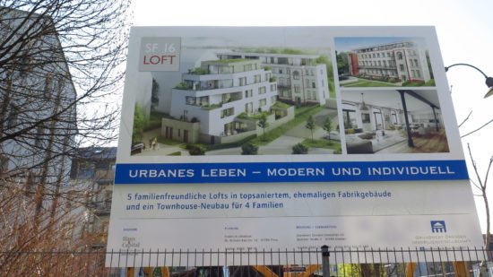Lofts und Townhouse: Hinterm Bauschild wird gebaggert.