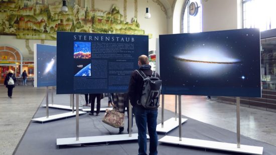 Ausstellung Sternstaub in der Bahnhofshalle