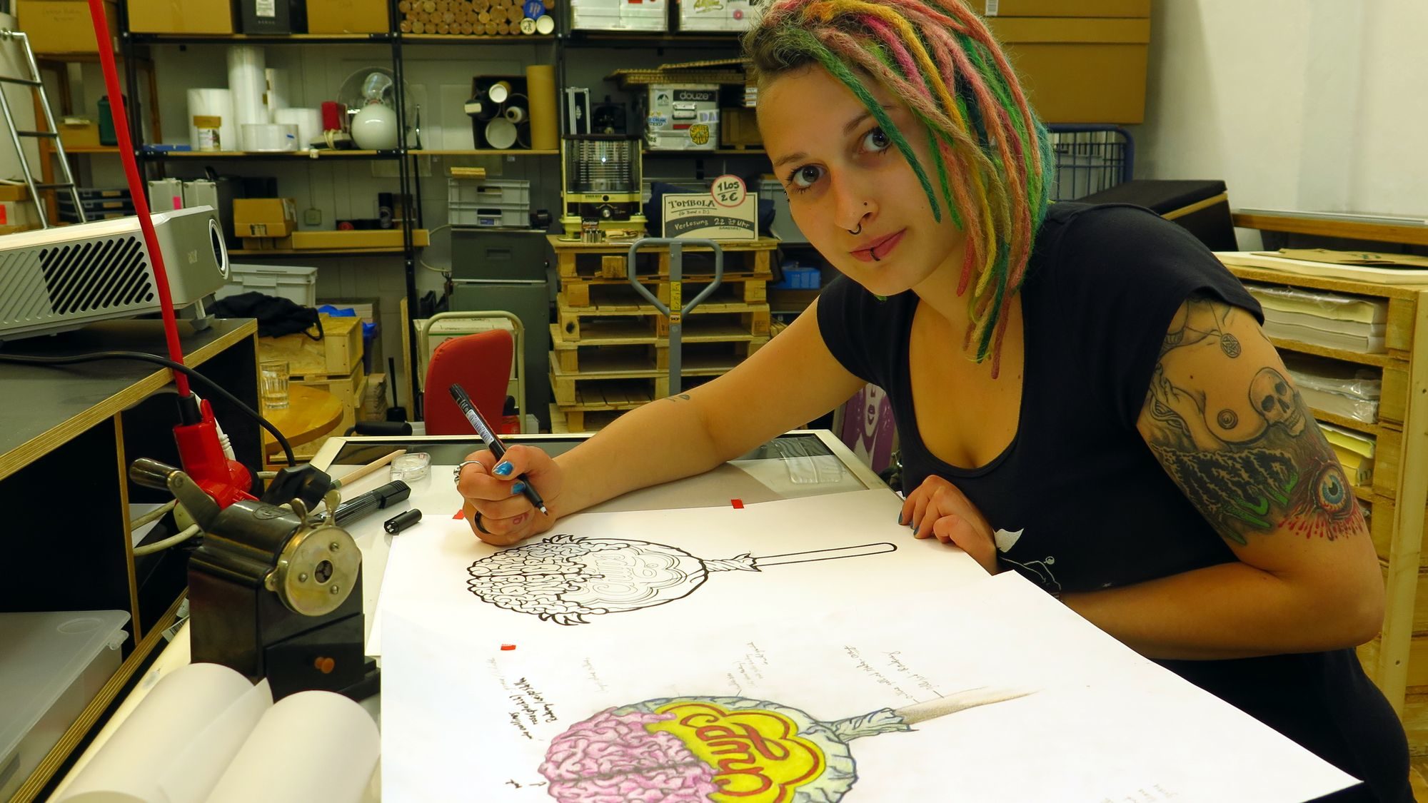 Workshop-Teilnehmerin Linda will von den bärtigen Männern lernen.