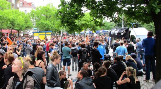 Gegendemonstranten am Alberplatz