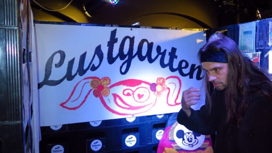 Mirko Sennewald begutachtet seinen Lustgarten im BRN-Museum