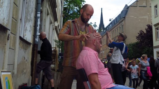 Meditation auf der Talstraße