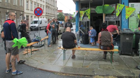 Erste Besucher vor dem Männertreff. Drinnen spielten Bands.