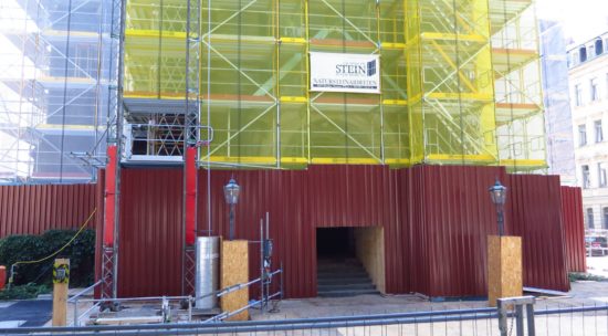 Die mehr als drei Meter hohe Palisade soll die Kletterer abhalten.