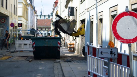 Plötzlich kommt der Radlader aus der Haustür.