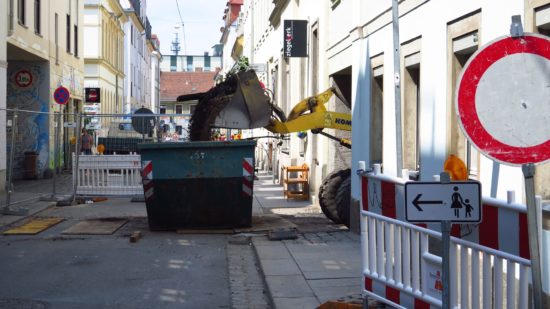 Es knirscht und kracht.