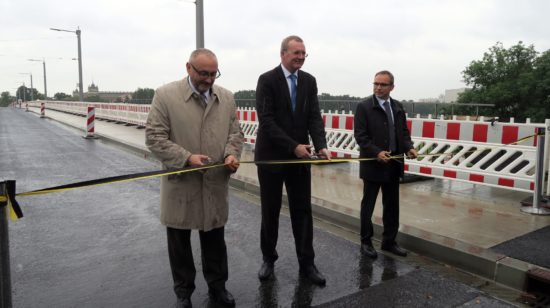 Sie schneiden durch: Vom Wirtschaftsministerium Bernd Sablotny, Erster Bürgermeisters Detlef Sittel und der Geschäftsführer der Arbeitsgemeinschaft Albertbrücke Thomas Alscher.