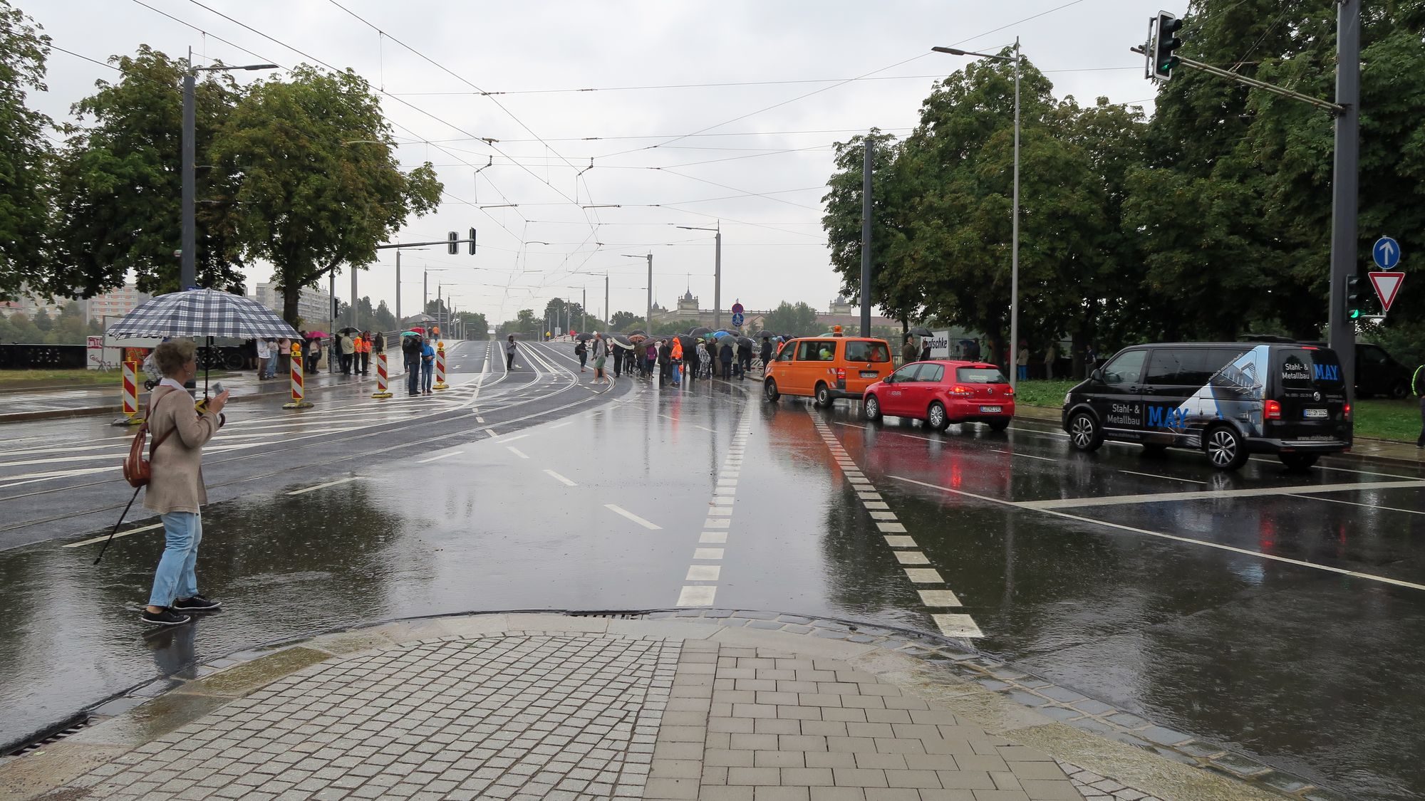 Erster Stau schon kurz nach der Wiedereröffnung, weil die Eröffnungsfeiernden noch den Fahrstreifen blockieren.