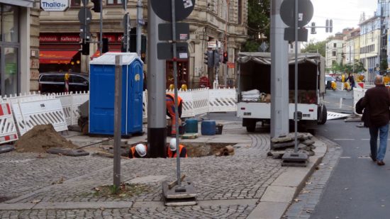 Der neue Mast wird verfestigt.